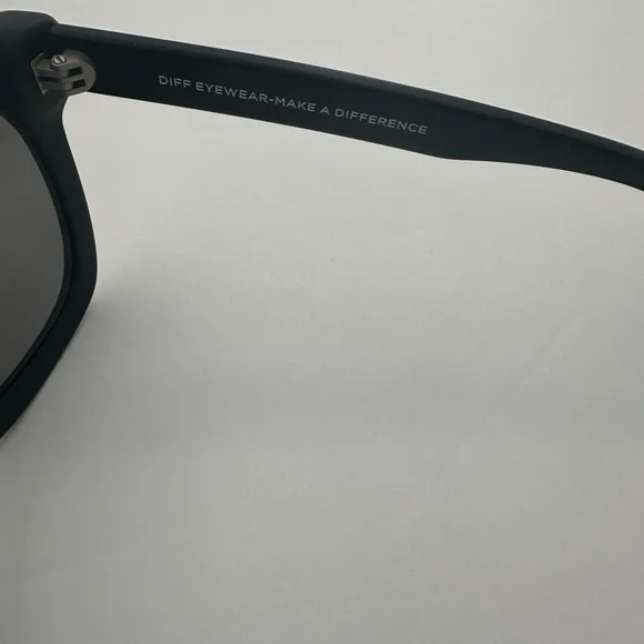 DIFF Black Square Sunglasses with Gray Lenses, Case included - Picture 6 of 8